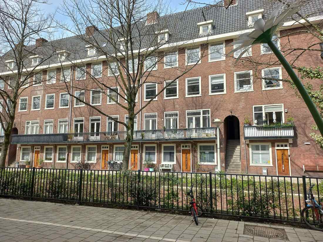 Woonblok met balkons aan de Niersstraat in de Amsterdamse Rivierenbuurt